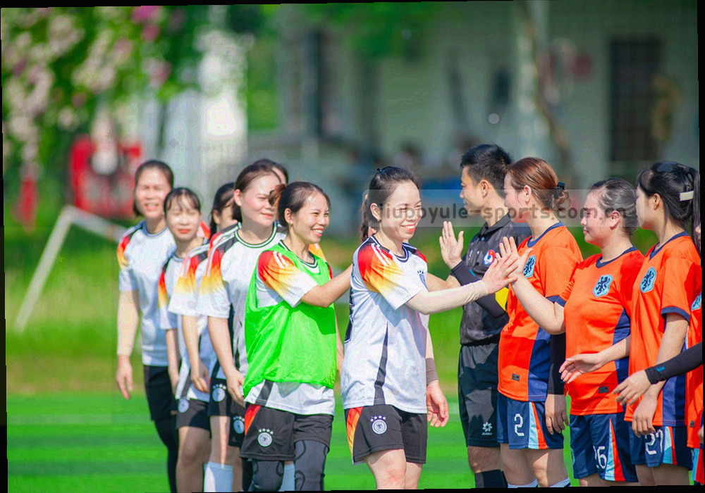 中心节点向外连出多条协作线，示意平台与内容、技术伙伴在专题策划与功能联调上的长期共作关系